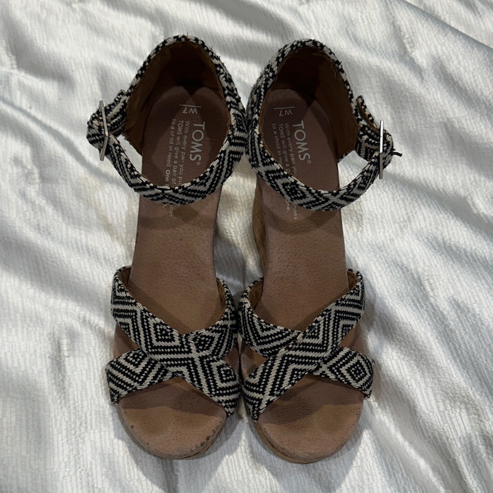 TOMS Women's Geometric Black and White Sandals